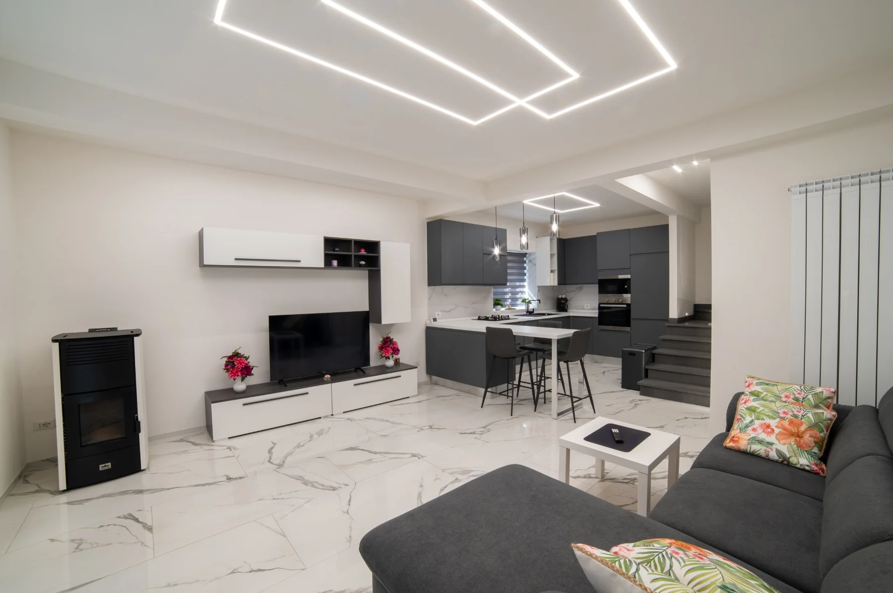 Soggiorno e cucina di Montefiascone Luxury House